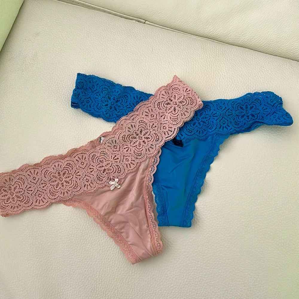 Aerie thongs size S